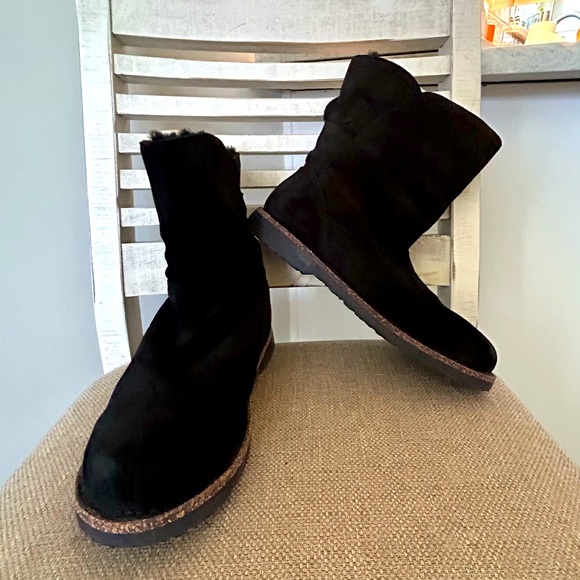 UGG Uppsala Black Shearling Boots - Picture 1 of 7